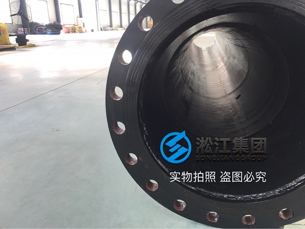 Rubber hose joints for pumping in Yangtze River are sent to Fengdu County Cement Plant in Chongqing