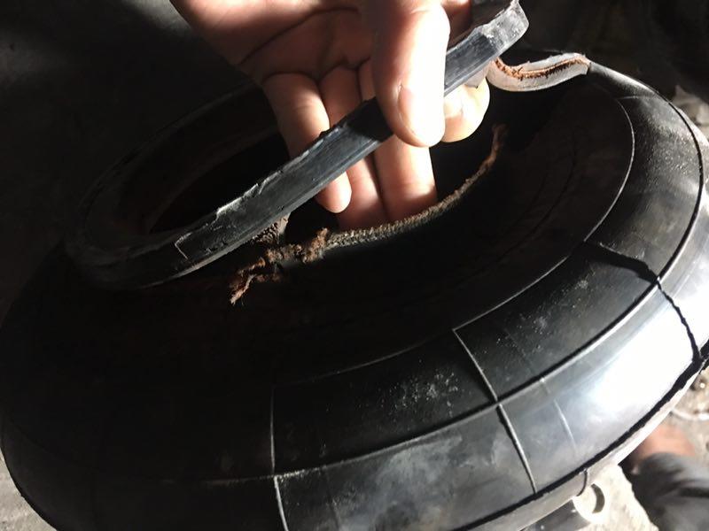 The air spring purchased by the customer broke after several days of installation and use.